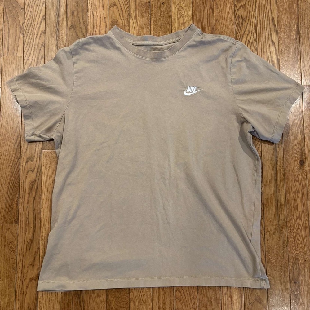 ❌ SOLD ❌   Nike Classic Tan Skater Comfortable T-Shirt